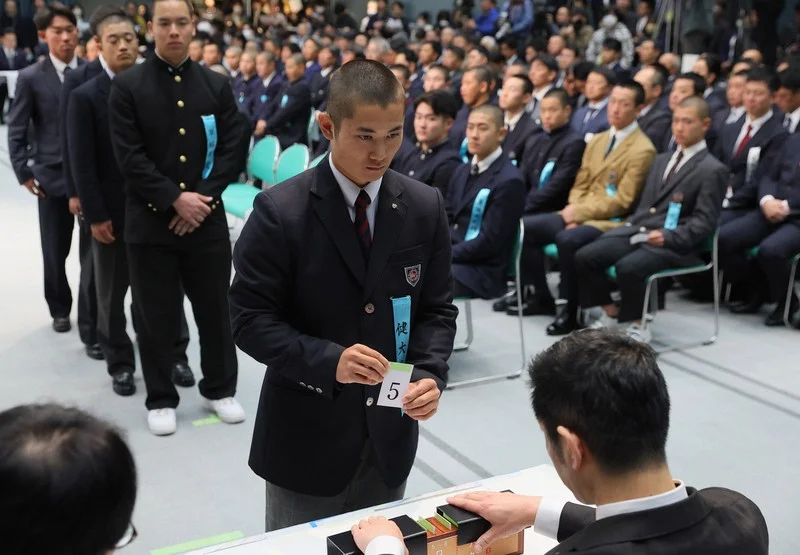 2025年の第97回センバツ抽選会で札を引く健大高崎の主将