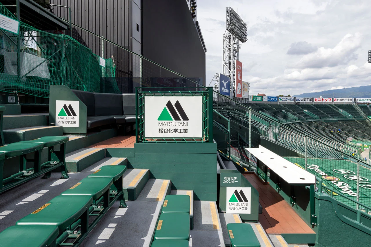 甲子園の外野上段に並ぶ通常のベンチ席とカウンター・ボックス型の企画席