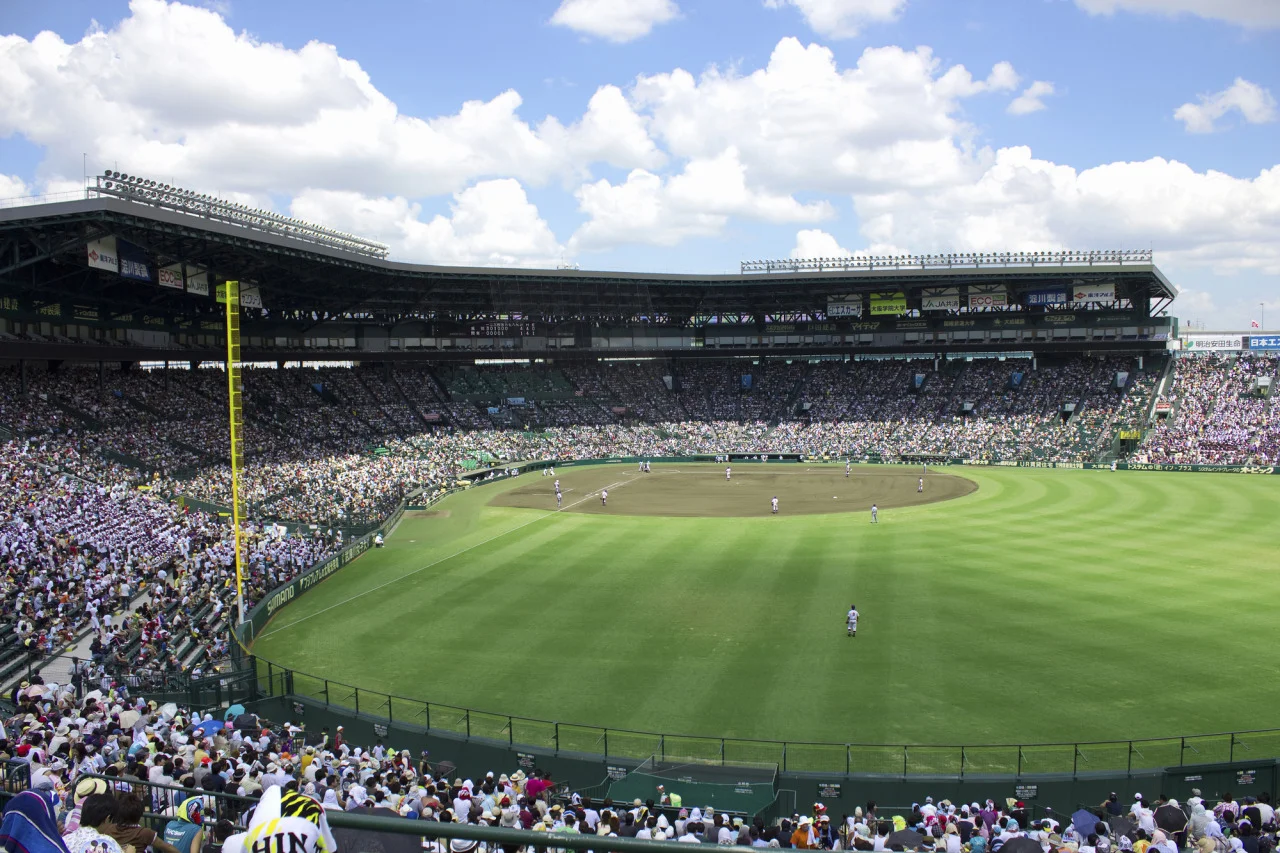 外野席側から見た甲子園球場のグラウンドと銀傘のある観客席